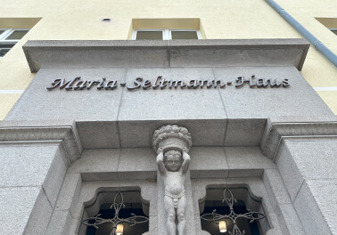 Der Weidener Stadtrat beschloss in seiner Sitzung am 20.12.1993, dass Frau Maria Seltmann unter Würdigung ihrer großen Verdienste zur Ehrenbürgerin der Stadt Weiden ernannt wird.